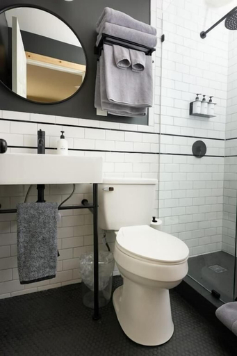 Bathroom 3, The Rex Hotel, Pike