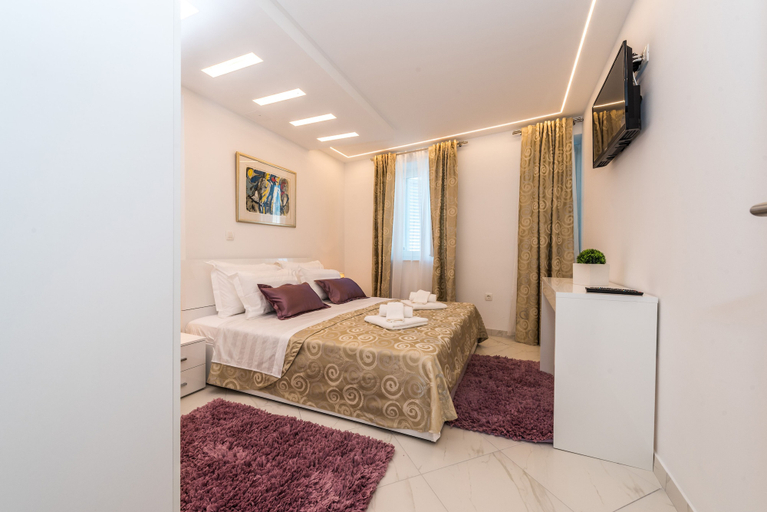 Bedroom 3, Good Life, Preko
