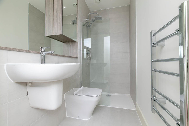 Bathroom 3, Deluxe Heathrow Apartments & Parking, London
