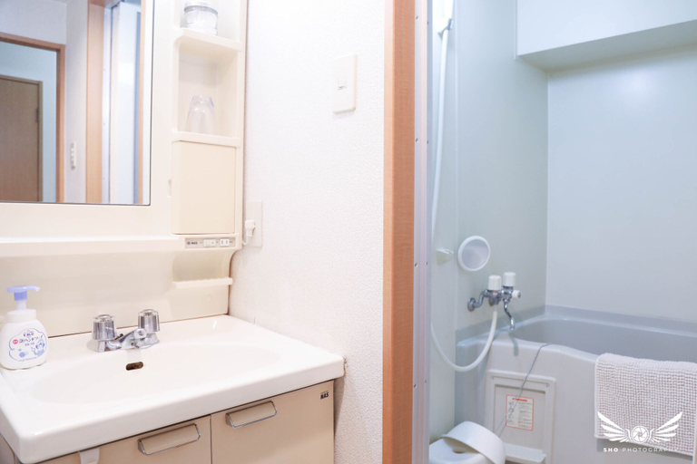 Bathroom 3, Minoshima Apartment 402, Fukuoka
