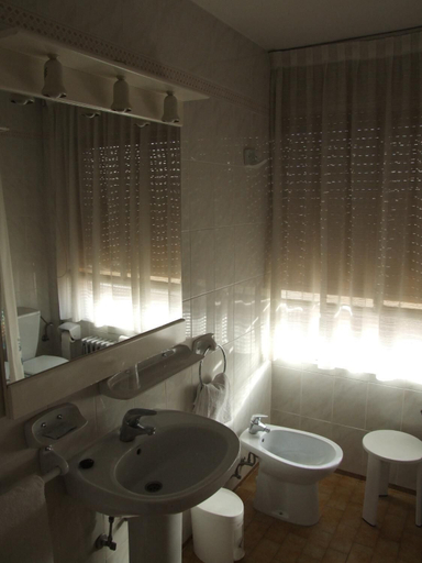 Bathroom 3, Hostal El Botero, Teruel