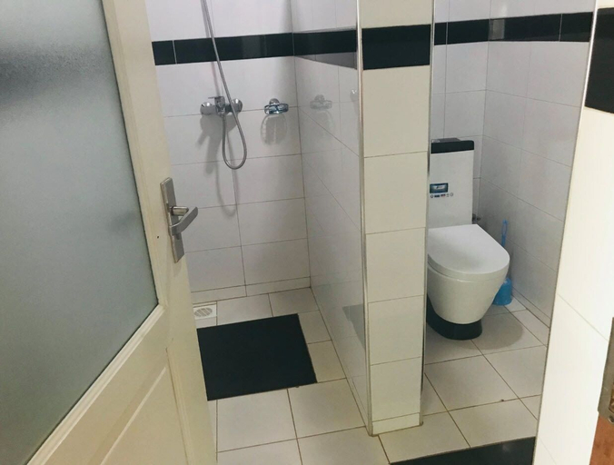 Bathroom 3, Hollandia Hotel, Bukomansimbi