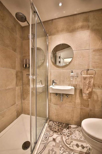 Bathroom 3, Myn Zondadari