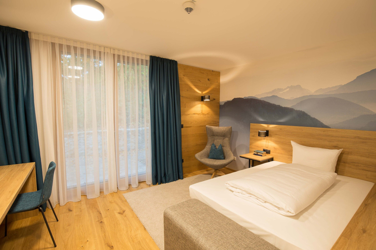 Bedroom 3, Leo, Miesbach