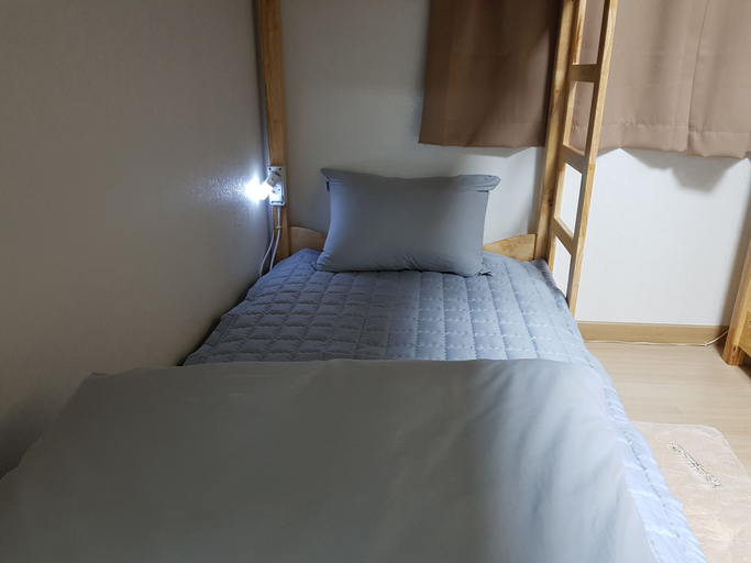 Bedroom 4, Buzz Guest House - Hostel, Jung