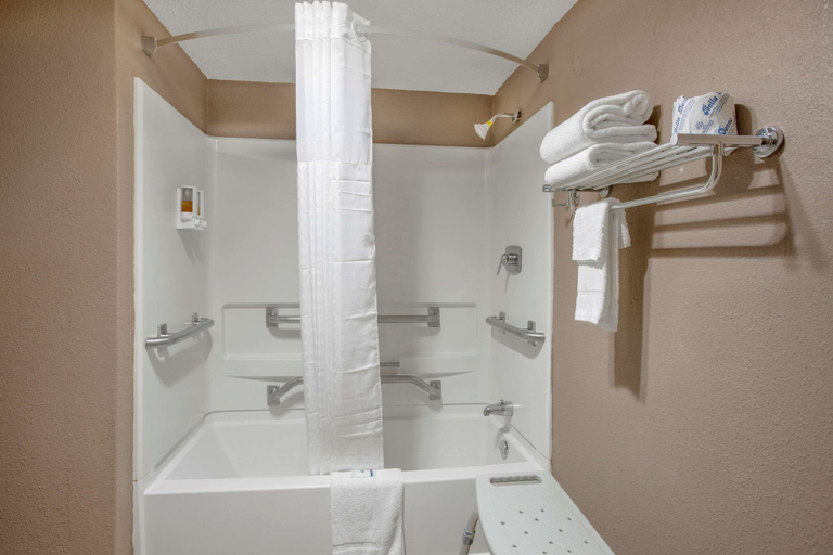 Bathroom 3, Rodeway Inn & Suites Grand Rapids Southeast, Kent