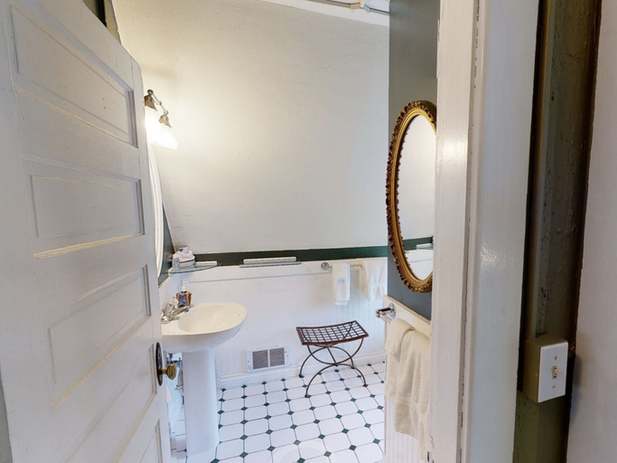 Bathroom 3, Cecil Bacon Manor, Seattle