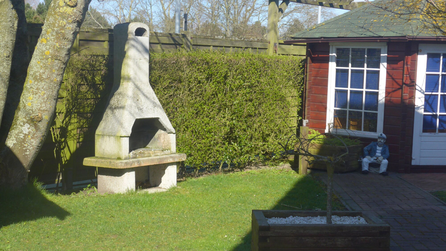Others 5, Haus Eveline, Leer