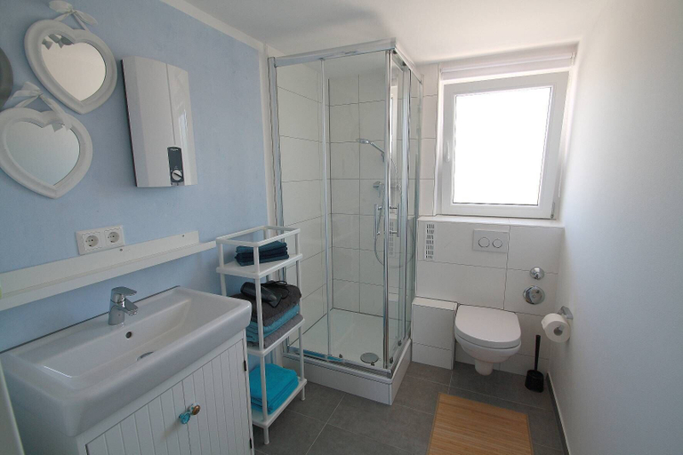 Bathroom, Maisonettewohnung am Privatsee, Karlsruhe