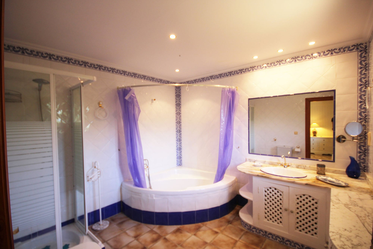 Bathroom 4, Private & Luxurious Villa With Pool - Lots of Space & Short Walk to the Sea, Alicante