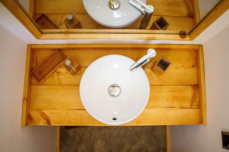 Bathroom 5, Tsunami Village, Kusini