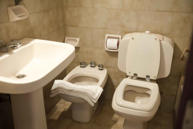 Bathroom 4, Hotel Tunqueley, Lacar
