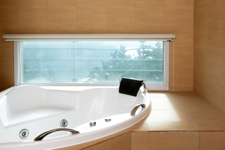 Bathroom 3, Ritz Plaza Hotel, Gunsan