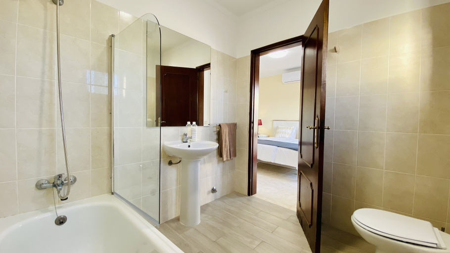 Bathroom 3, Lili CIP, Albufeira