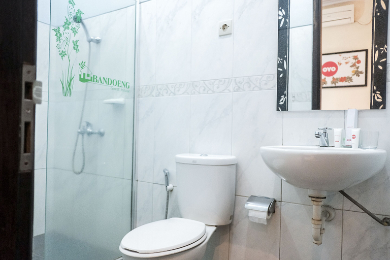 Bathroom, OYO 1130 Bandoeng Guest House Syariah, Malang