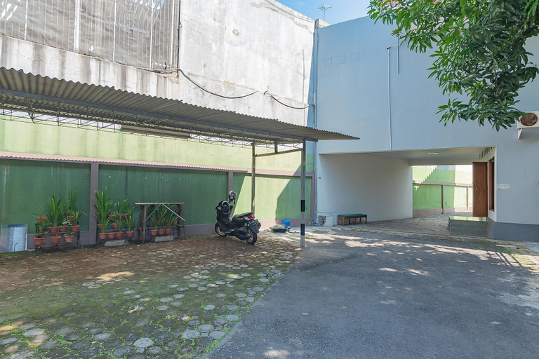 Exterior & Views 2, RedDoorz @ Pemuda Street Cirebon, Cirebon