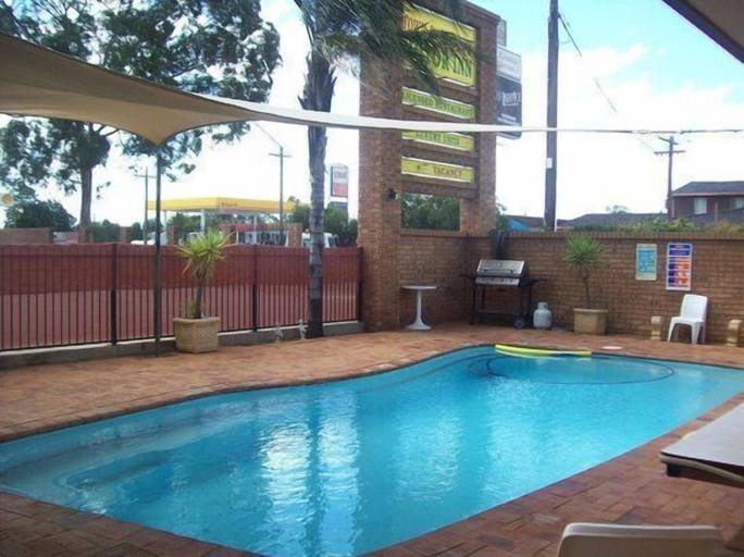 Sport & Beauty 5, Cobar Town and Country Motor Inn, Cobar