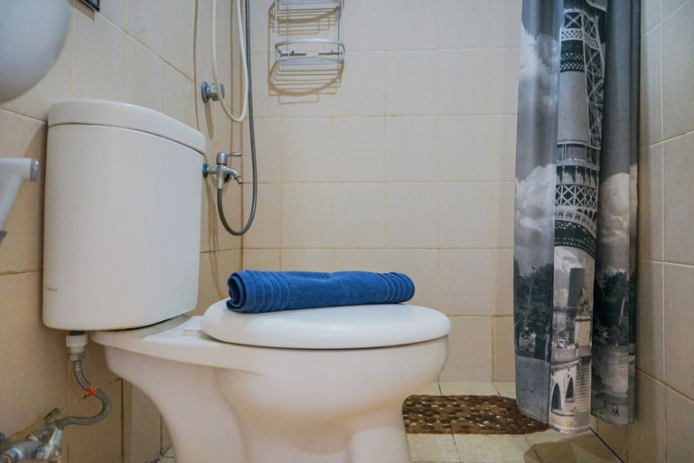 Bathroom 3, Relieved 1BR Apartment at Serpong Greenview, Tangerang Selatan