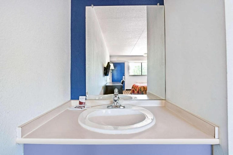 Bathroom 4, Dallas Love Field Inn, Dallas