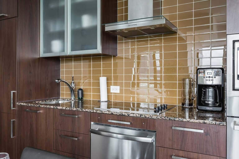 Others 5, Panoramic 2 Bed CN Tower View parking, Toronto
