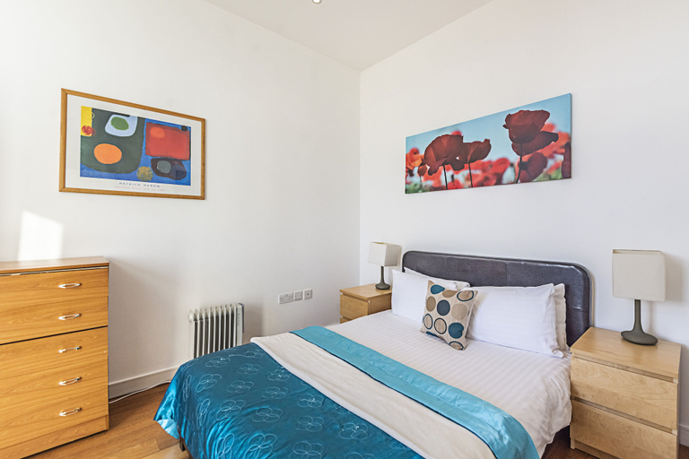 Bedroom 2, Splendid 3 Bedroom Apartment Kings Cross, London
