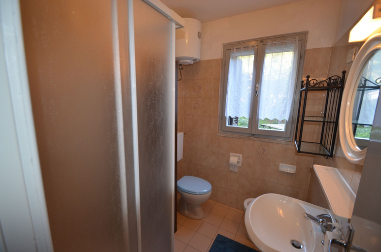 Bathroom 3, Ripa Dei Carrai, Livorno
