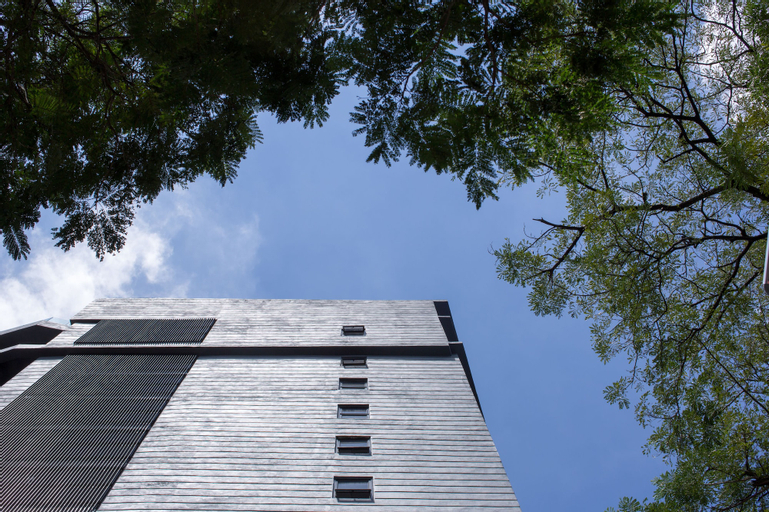 Exterior & Views 28