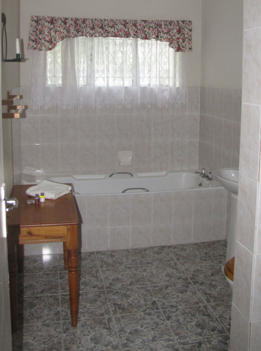 Bathroom 3, Norma Jeanes Lake View Resort, Masvingo