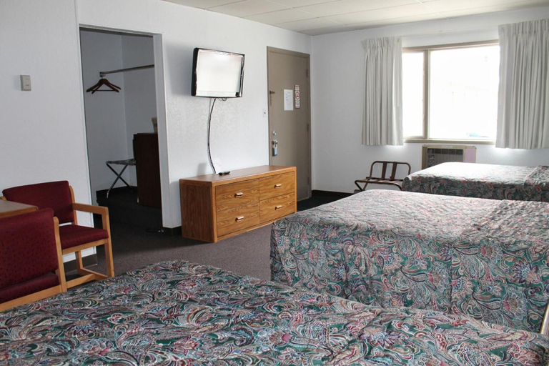 Bedroom 5, Budget Host Crestview Inn, Chippewa