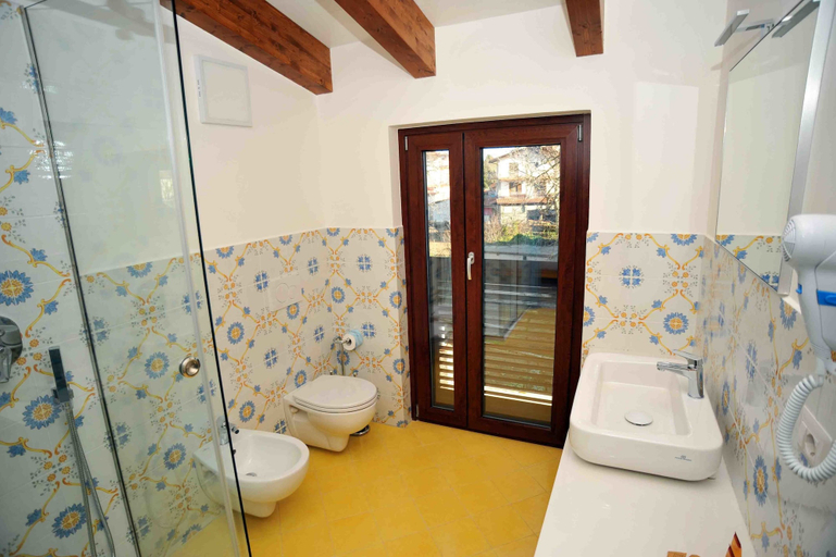 Bathroom 5, Costa Blu, Napoli