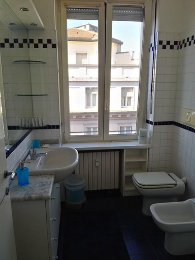 Bathroom, Duomo 4 Apartment, Milano