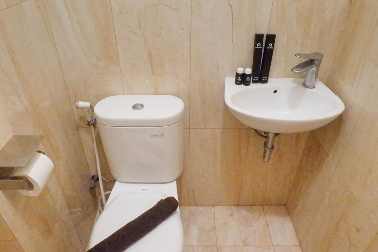 Bathroom 5, Stylish 2BR Apartment at Bale Hinggil By Travelio, Surabaya