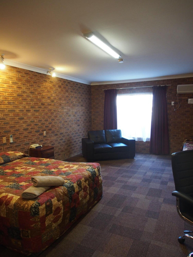 Bedroom 2, Cobar Town and Country Motor Inn, Cobar