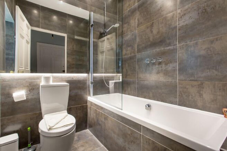 Bathroom 4, JOIVY Converted Flat in Historic Building in Desirable New Town, Edinburgh