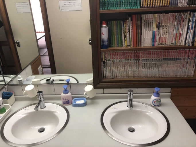 Bathroom, Haranoya, Oshino