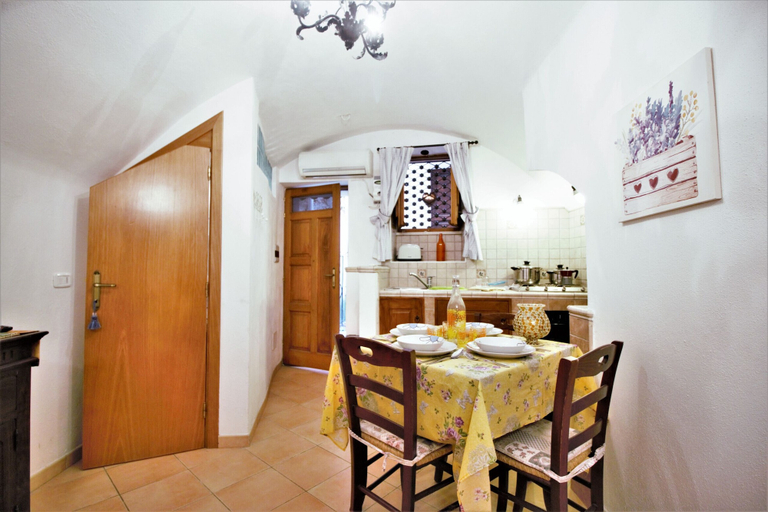 In-room dining 5, Holidaycasa Rinaldo - A due Passi dal Mare, Latina
