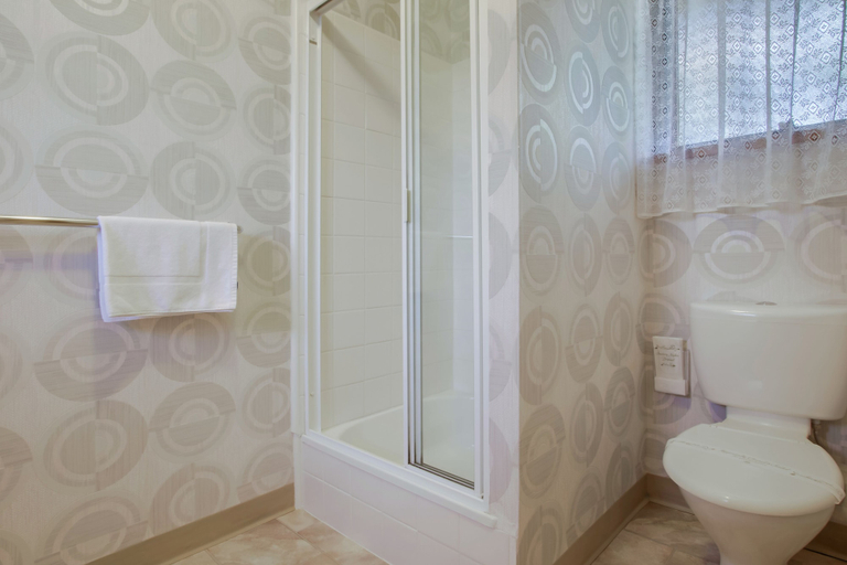 Bathroom 3, Sandpiper Apartments, E. Gippsland - Bairnsdale