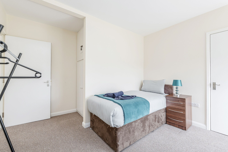 Bedroom 2, Home to Home Watford Apartment, Hertfordshire