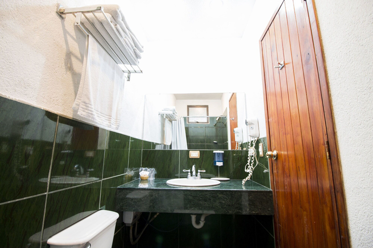 Bathroom 4, Cabaña Suiza, Mixco