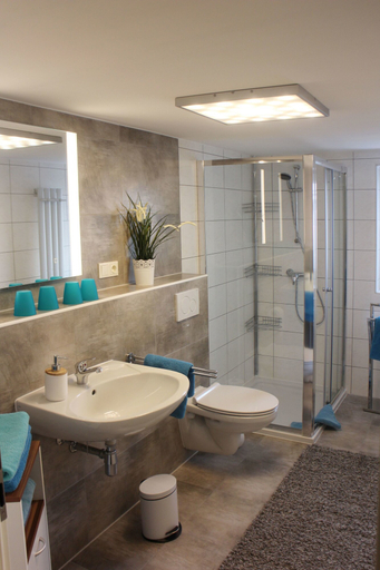 Bathroom 5, Gästehaus Silvia, Main-Kinzig-Kreis