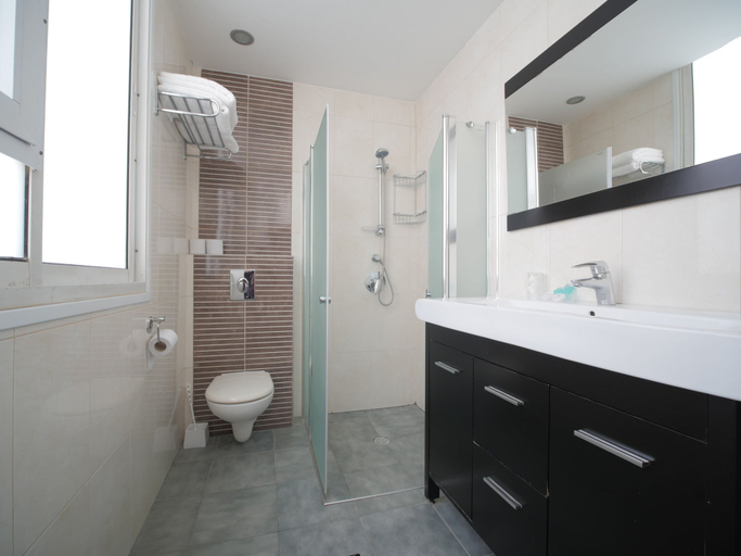 Bathroom 5, Margoa Hotel Netanya