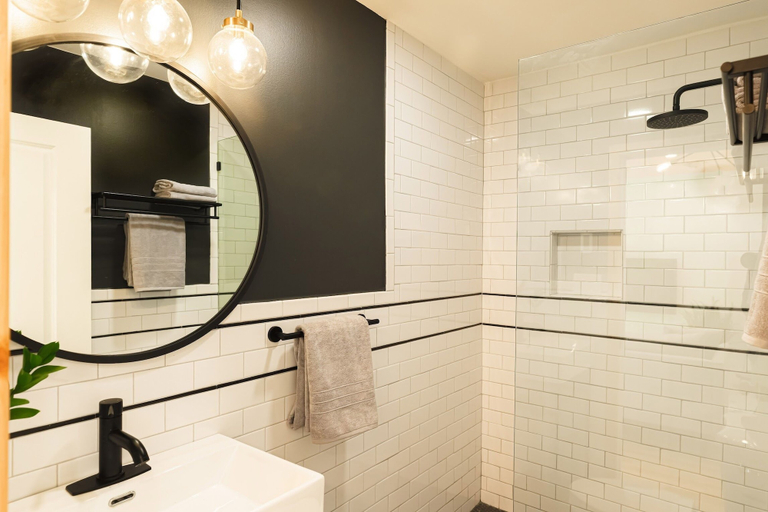 Bathroom 3, The Rex Hotel, Pike