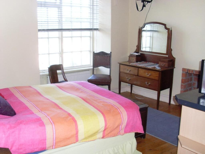 Bedroom 2, Artists House