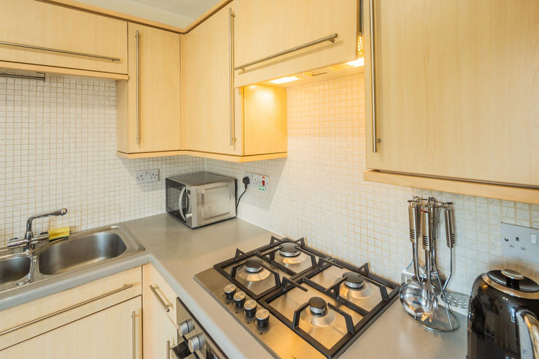 Others 5, Stunning Shore Apartment with Balcony, Edinburgh