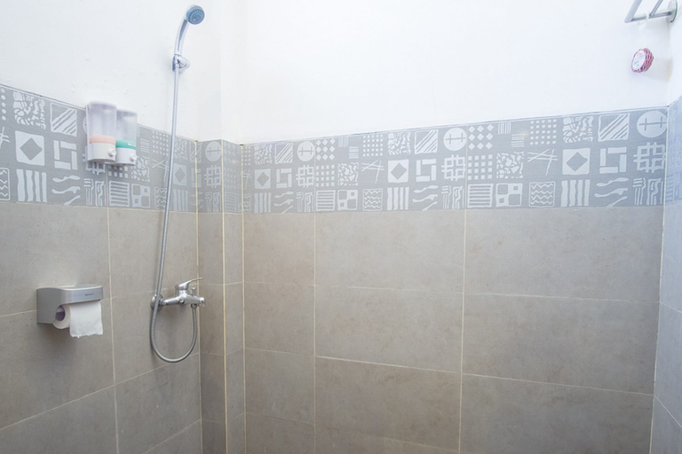 Bathroom 2, RedDoorz @ Letjend S.Parman Pacitan, Pacitan