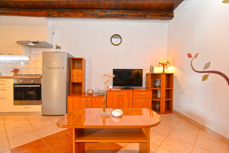 Others 4, Apartment 1122, Ližnjan