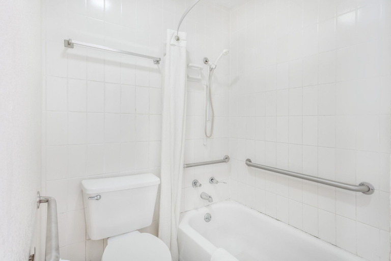 Bathroom 4, Lake View Inn & Suites, Lauderdale