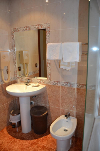 Bathroom 3, Hostal Carlos V, Zamora