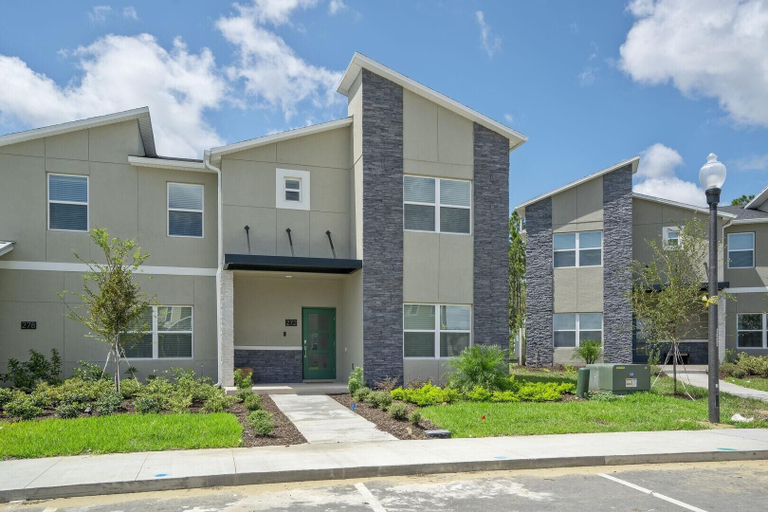 Exterior & Views