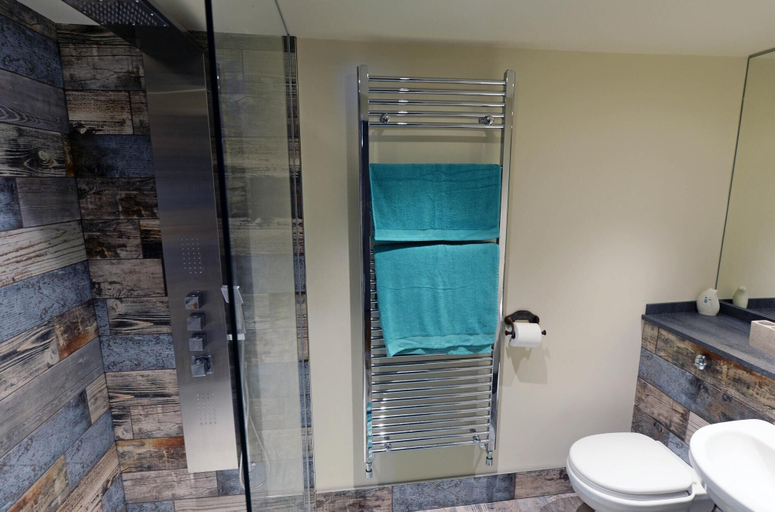 Bathroom 3, 8 Culver Park - Close to Beach and Town Centre, Pembrokeshire
